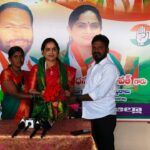 డీసీసీ అధ్యక్షురాలిని కలిసిన కళాకారిణి శైలజ రమేష్