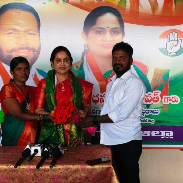 డీసీసీ అధ్యక్షురాలిని కలిసిన కళాకారిణి శైలజ రమేష్